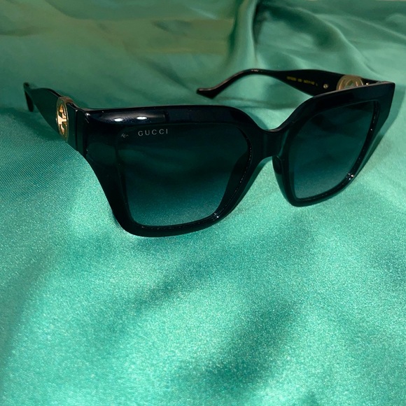 Real Gucci black sunglasses with gold Gucci detailing - Picture 2 of 7